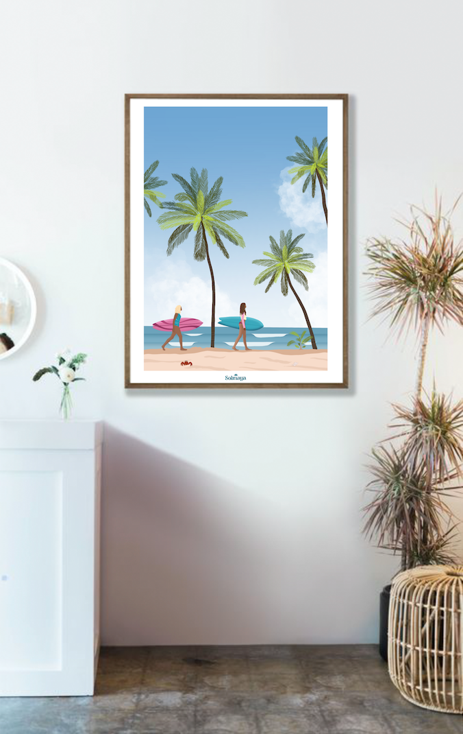 Affiche représentant une femme blonde et une autre brune sur une plage avec des planches de surf.