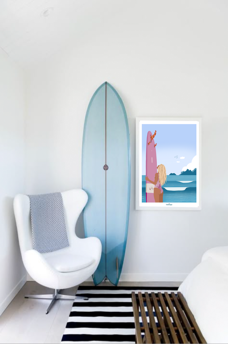 Affiche représentant une femme blonde avec sa planche de surf rose devant des vagues