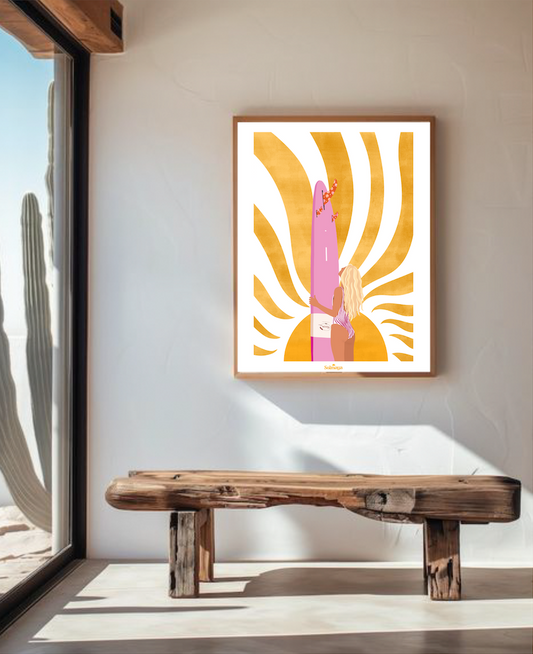 Affiche représentant un énorme soleil jaune avec une femme blonde tenant son surf