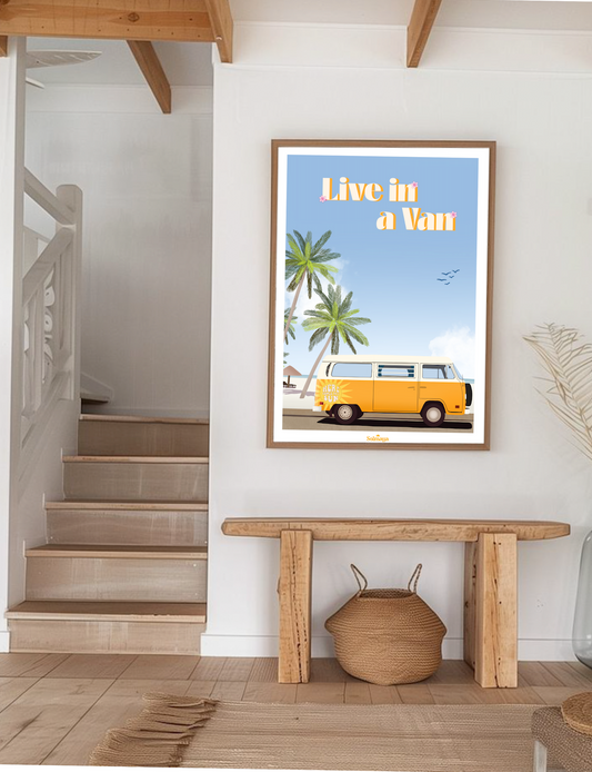 Affiche représentant un combi VW jaune devant une plage avec des palmiers