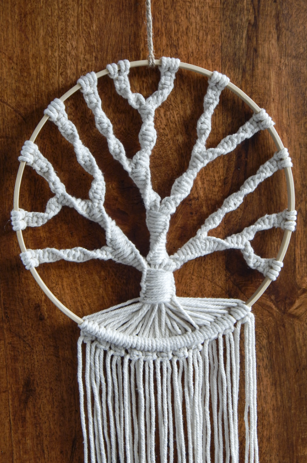 Arbre de vie tissé en macramé dans un cercle en bois