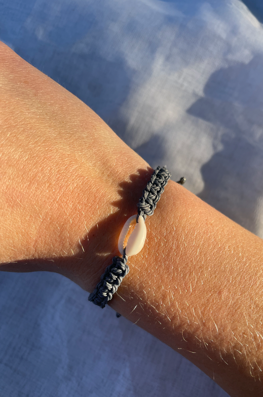 bracelet tressé bleu en macrame avec cauri