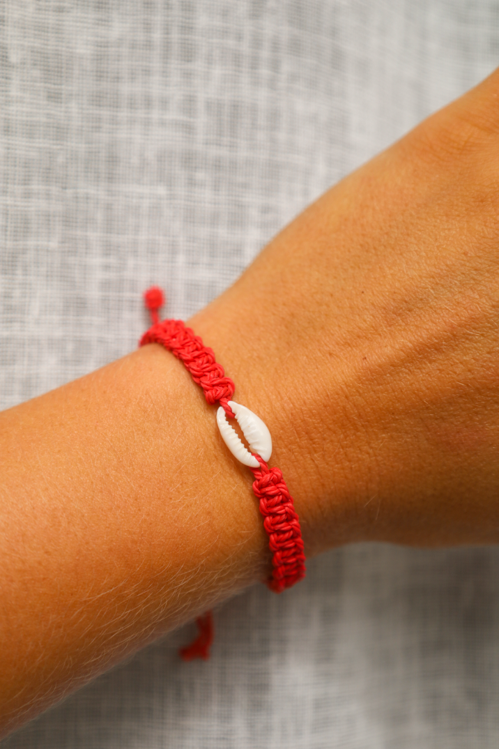 bracelet tressé en macrame rouge avec cauri