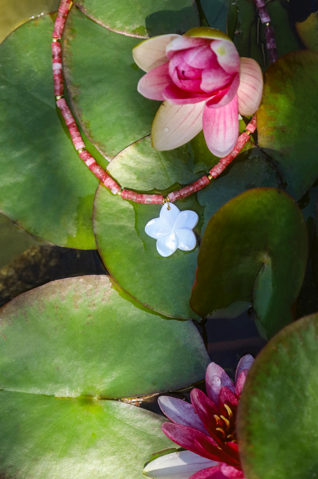 Perles Heishi roses et fleur de nacre