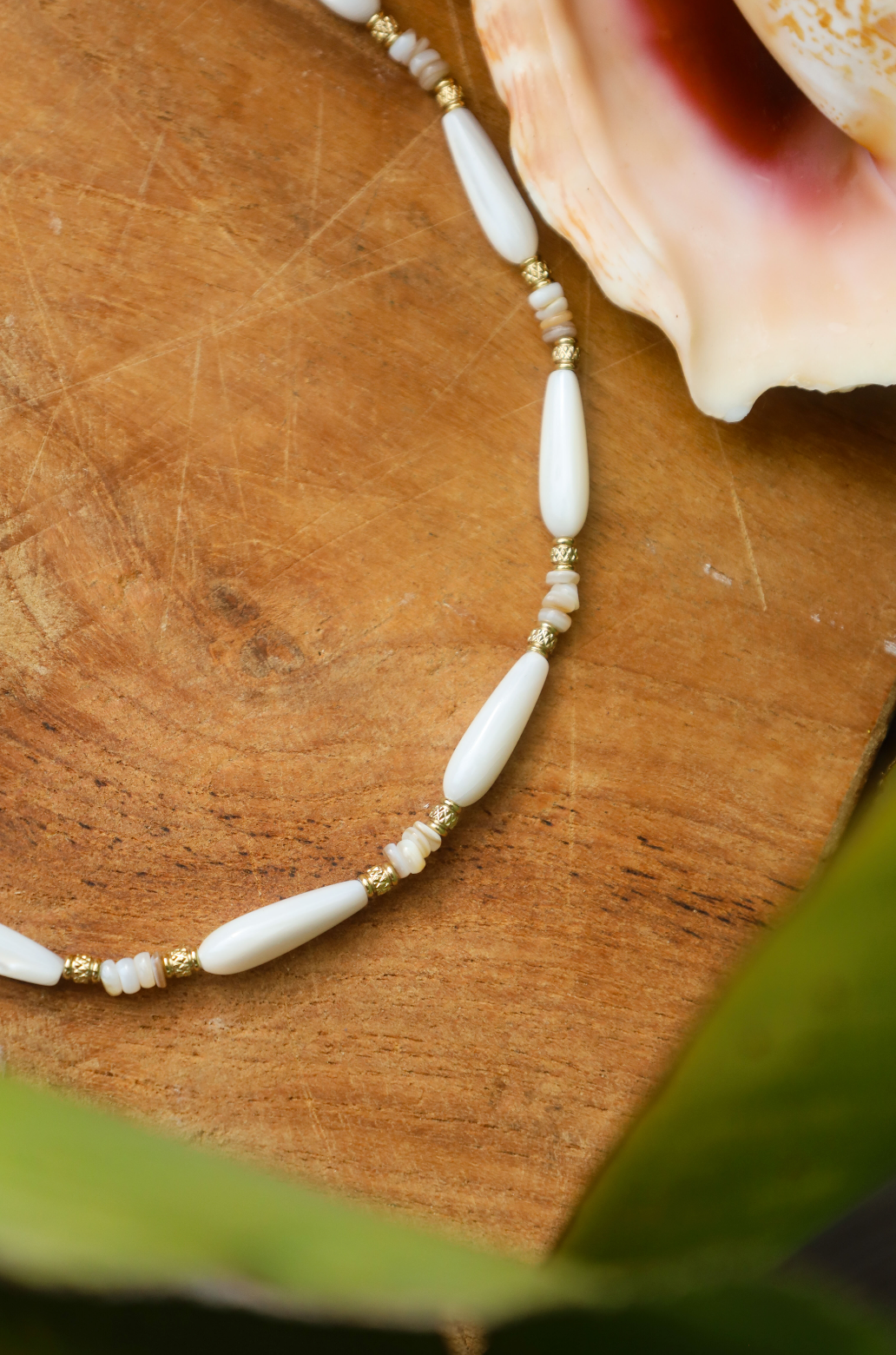 Collier en perles de nacres allongées avec des perles en acier inoxydable et en coquillages.