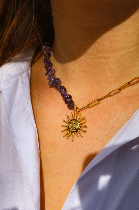 Collier asymétrique en perles d'amethyste et chaine en acier inoxydable avec pendentif soleil