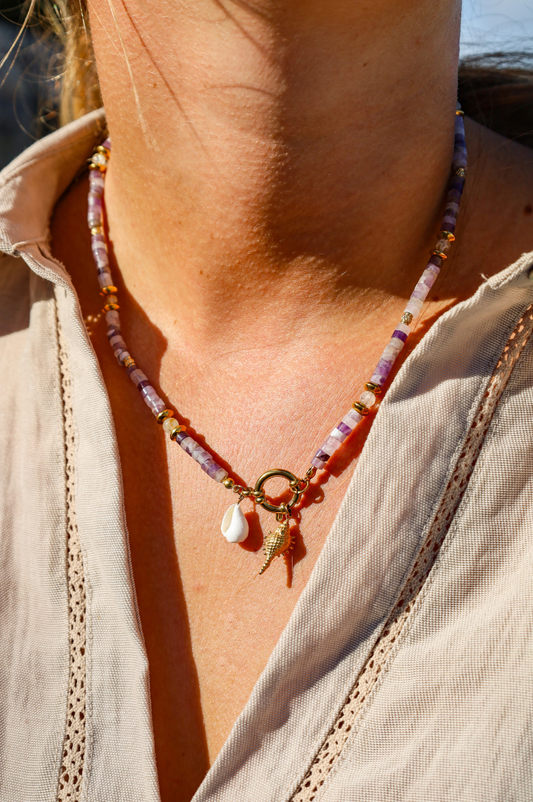 Collier avec perles violettes et coquillage doré et naturel