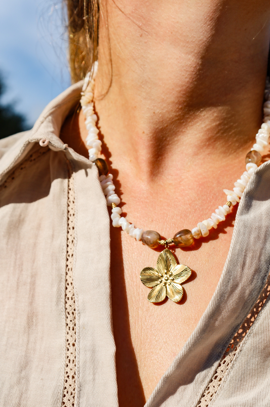 Collier en perles de coquillages et pendentif fleur