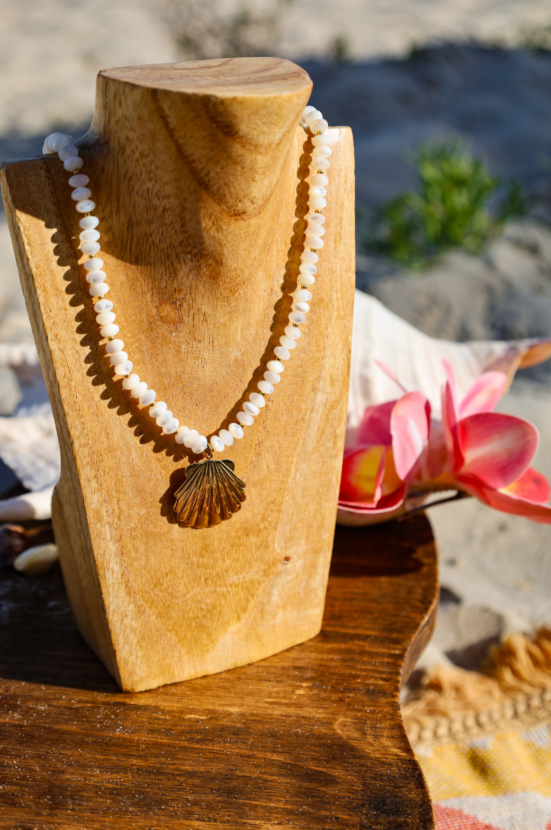 Collier en nacre avec pendentif coquillage doré