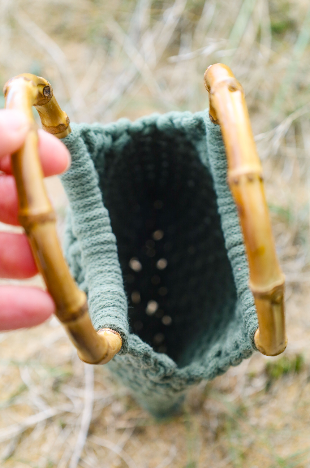 Sac à main tressé en maillage serré en macramé couleur kaki et anneau en bambou