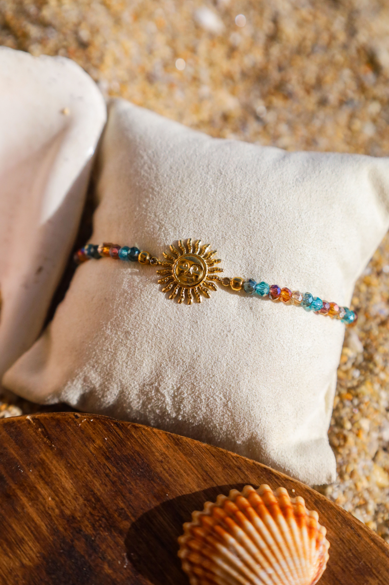 bracelet pendentif soleil et perles de verre multicolores