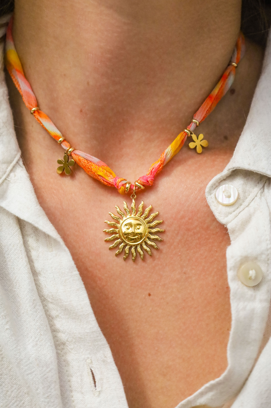 Collier en ruban de soie et pendentif soleil et fleurs dorés