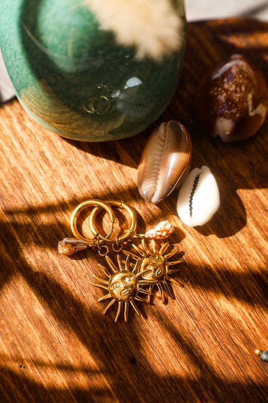 boucles créoles acier inoxydable avec soleil doré et coquillage naturel