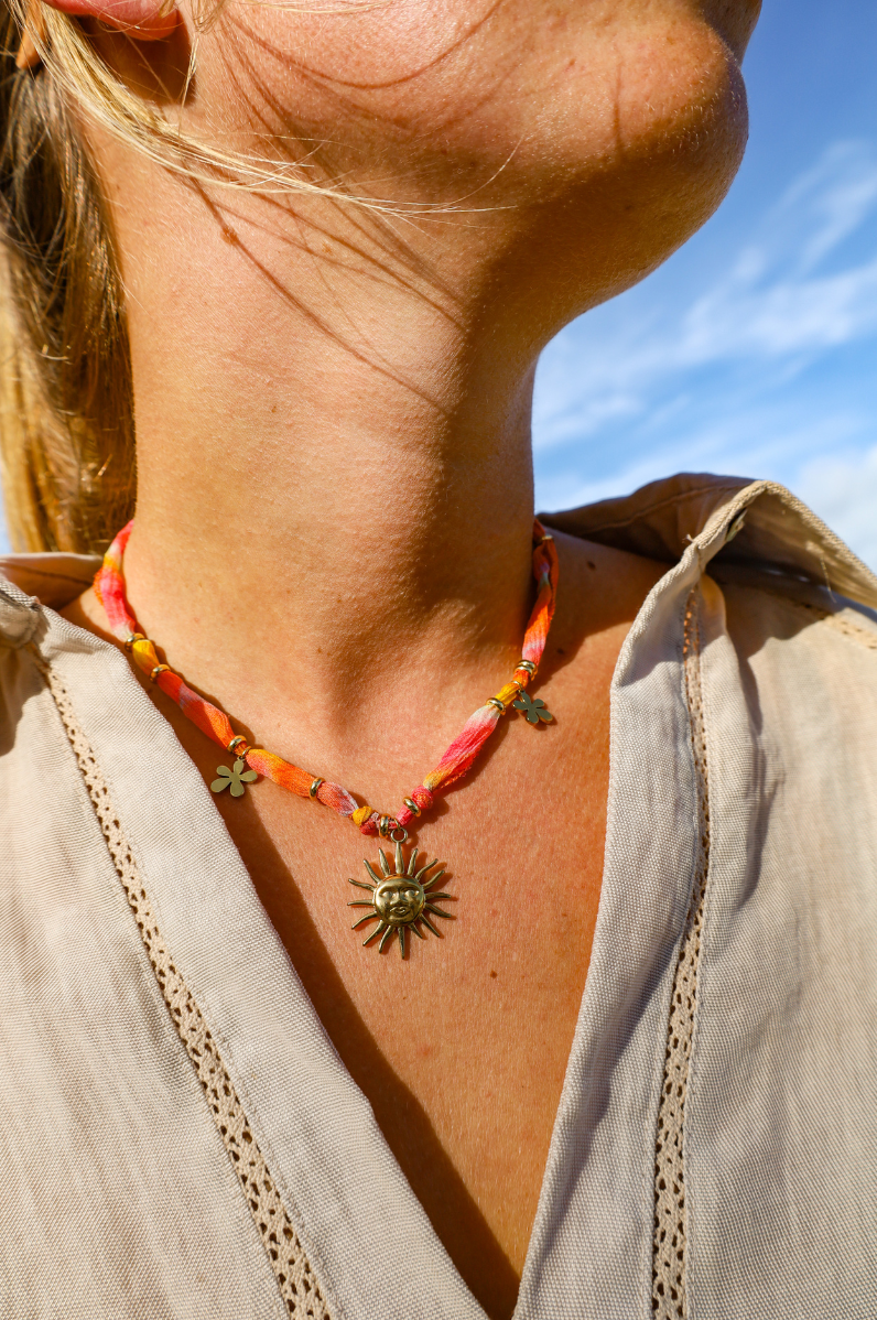 Collier ruban de soi couleur coucher de soleil