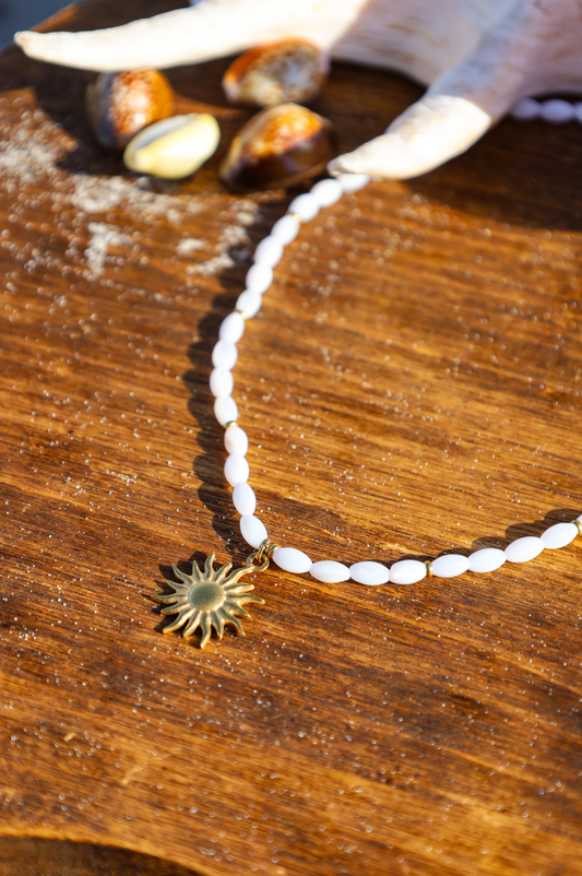 Collier en nacres olives et pendentif doré soleil