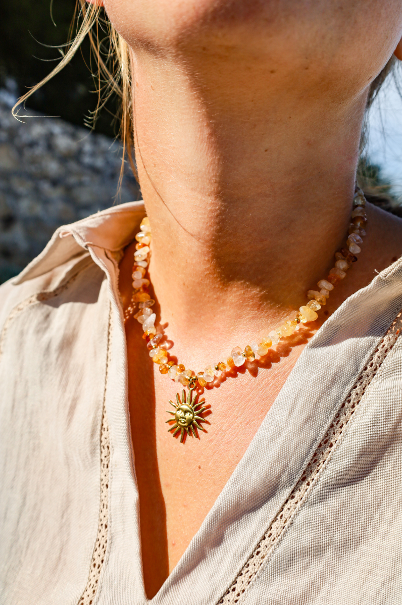 Collier avec perles jaunes en citrine et pendentif soleil doré
