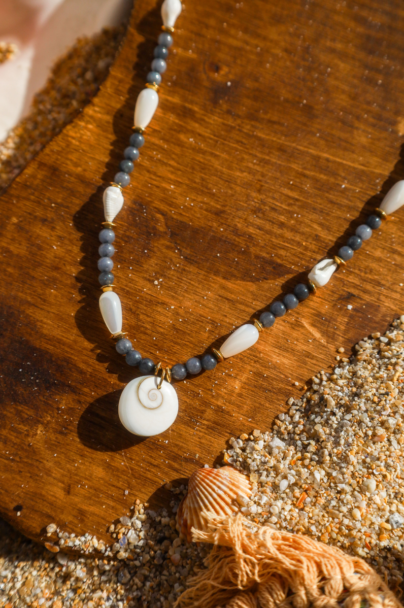 Collier perles rondes bleues avec pendentif oeil de sainte lucie