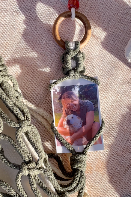 Accroche photo polaroid en petit format à suspendre grâce à son anneau en bois.