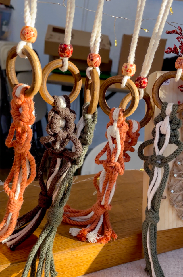 Accroche photo polaroid en petit format à suspendre grâce à son anneau en bois.