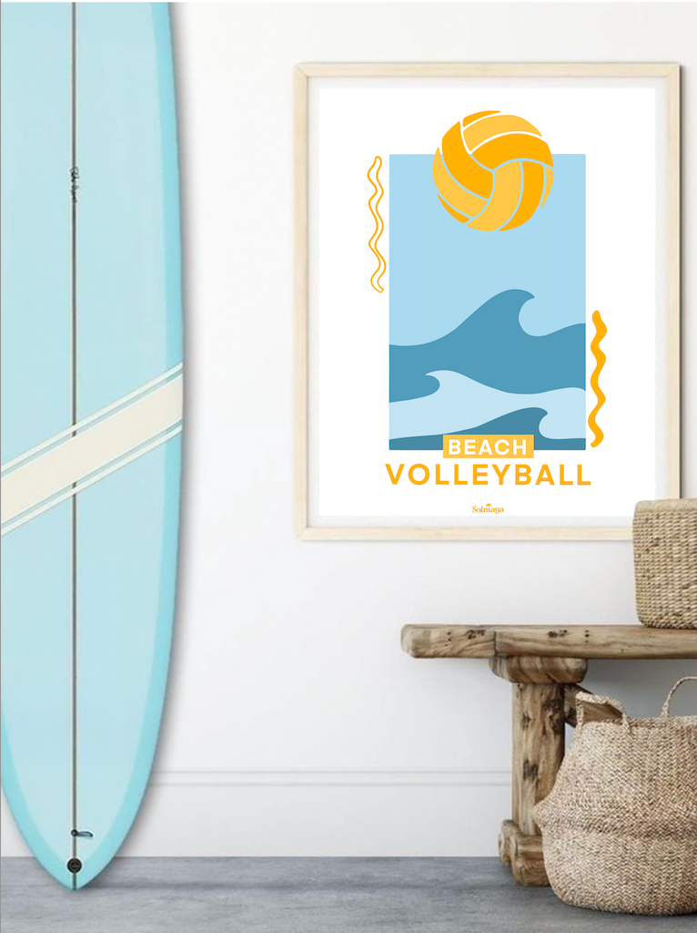 Affiche  beachvolley quiberon jaune avec ballon et vagues encadrée avec une planche de surf à côté