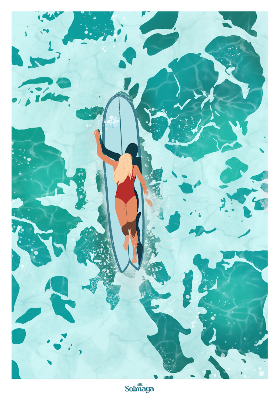 Affiche avec une vue de haut sur une surfeuse en plein milieu de la mer