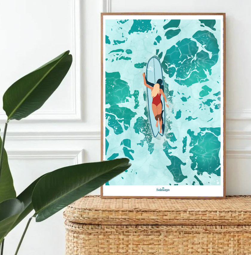 Affiche avec une vue de haut sur une surfeuse en plein milieu de la mer