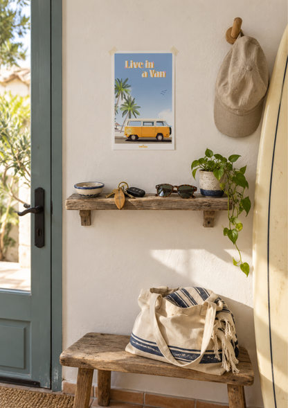 Affiche représentant un combi VW jaune devant une plage avec des palmiers