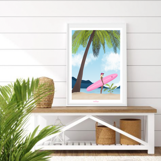 Affiche représentant une femme et son longboard rose sous un palmier sur une plage