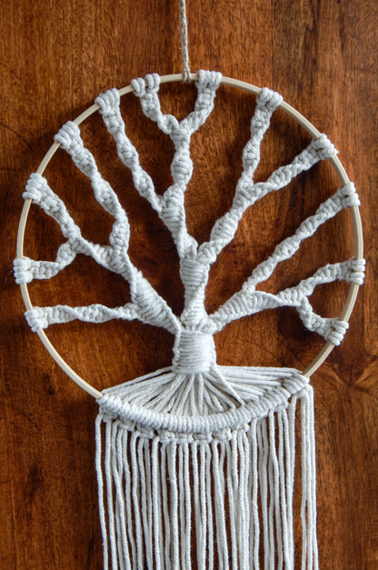 Arbre de vie tissé en macramé dans un cercle en bois