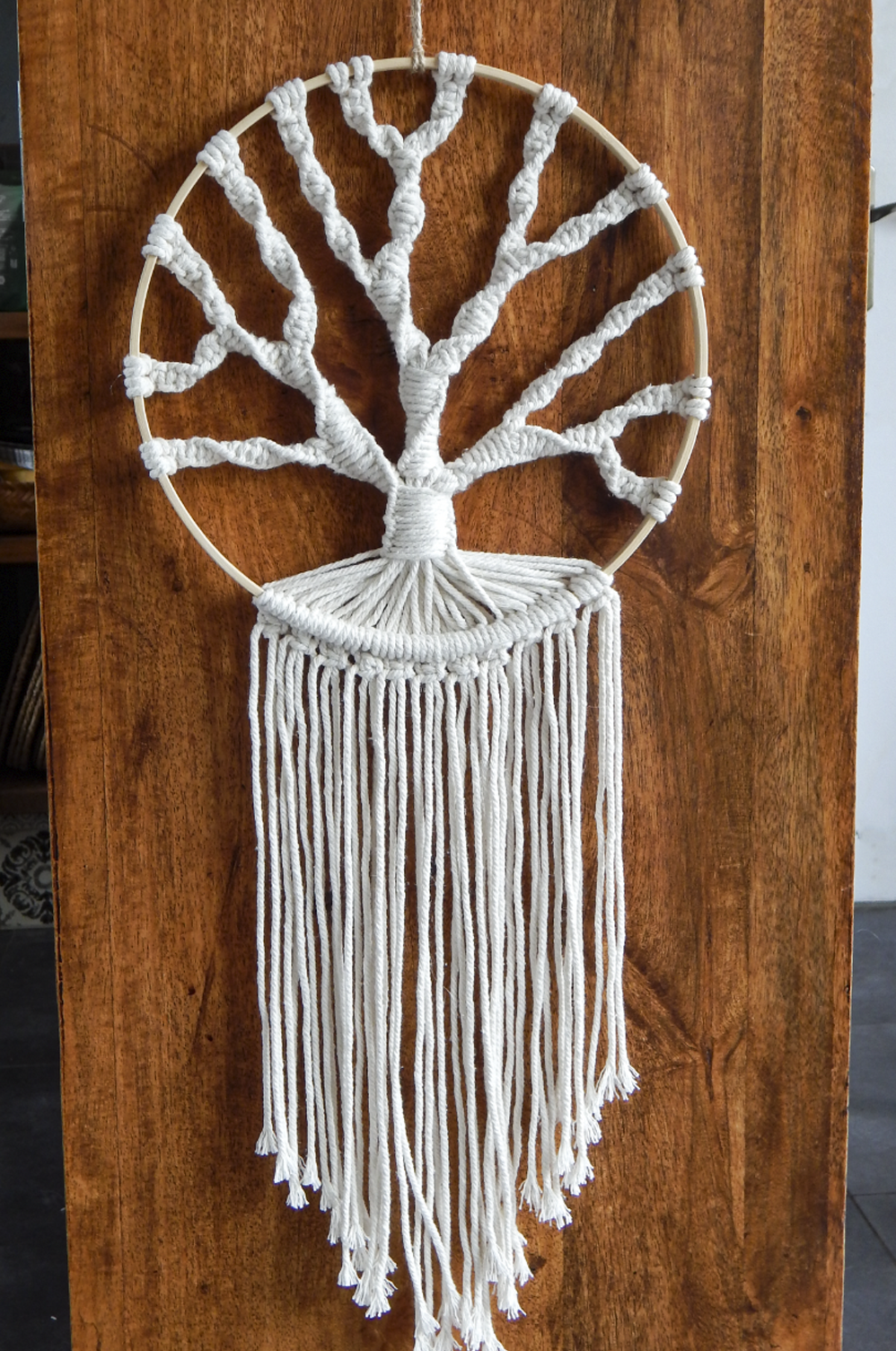 Arbre de vie tissé en macramé dans un cercle en bois