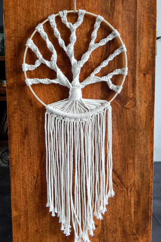 Arbre de vie tissé en macramé dans un cercle en bois