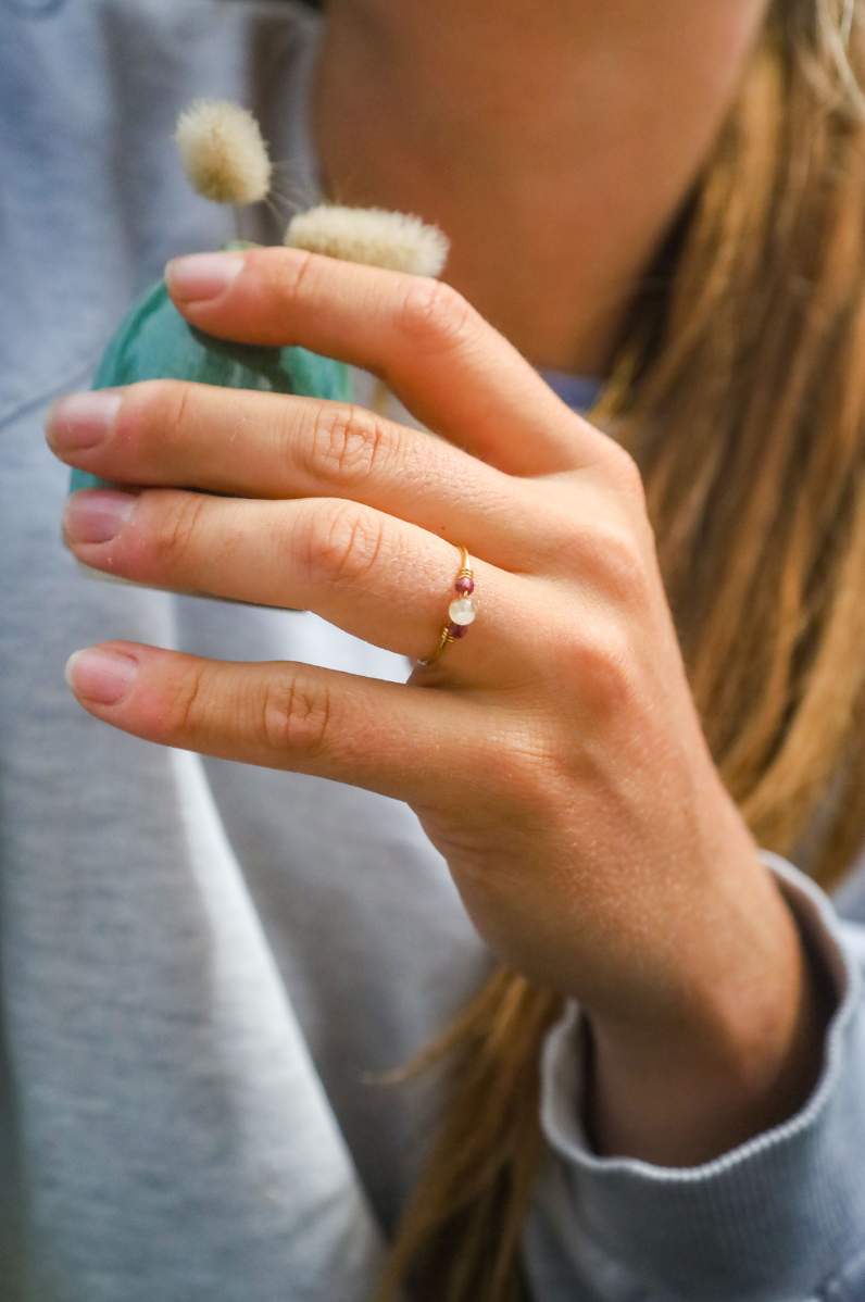 bague réglable acier inoxydable et perles rondes grenat