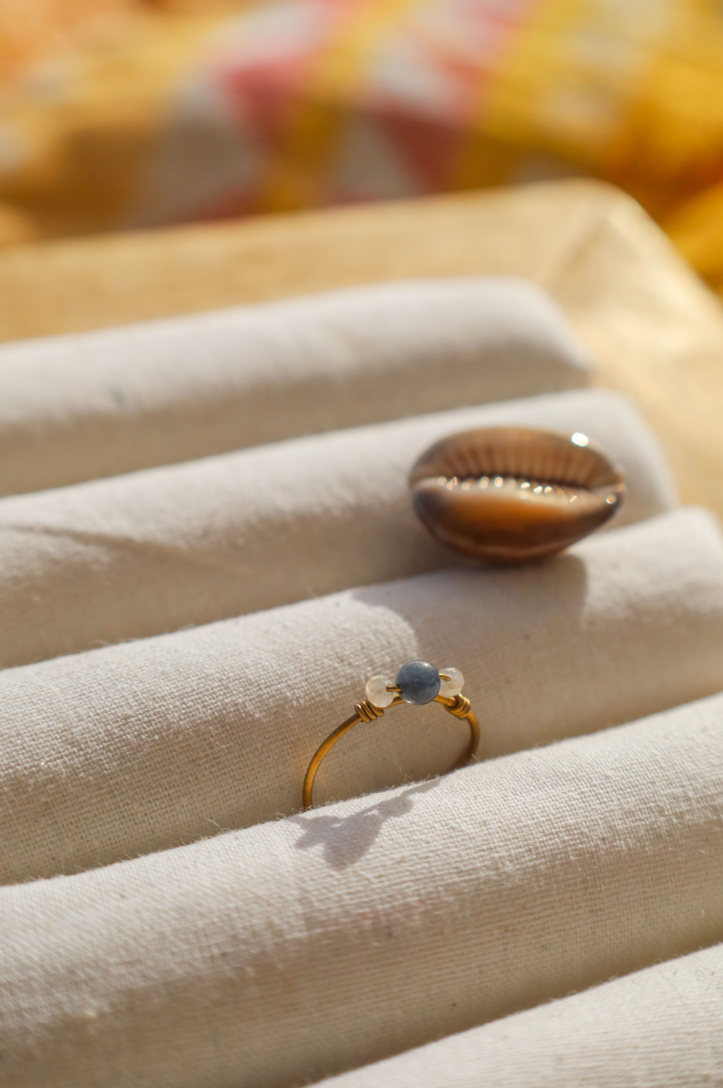 Bague acier inoxydable réglable et perle bleues et blanches rondes