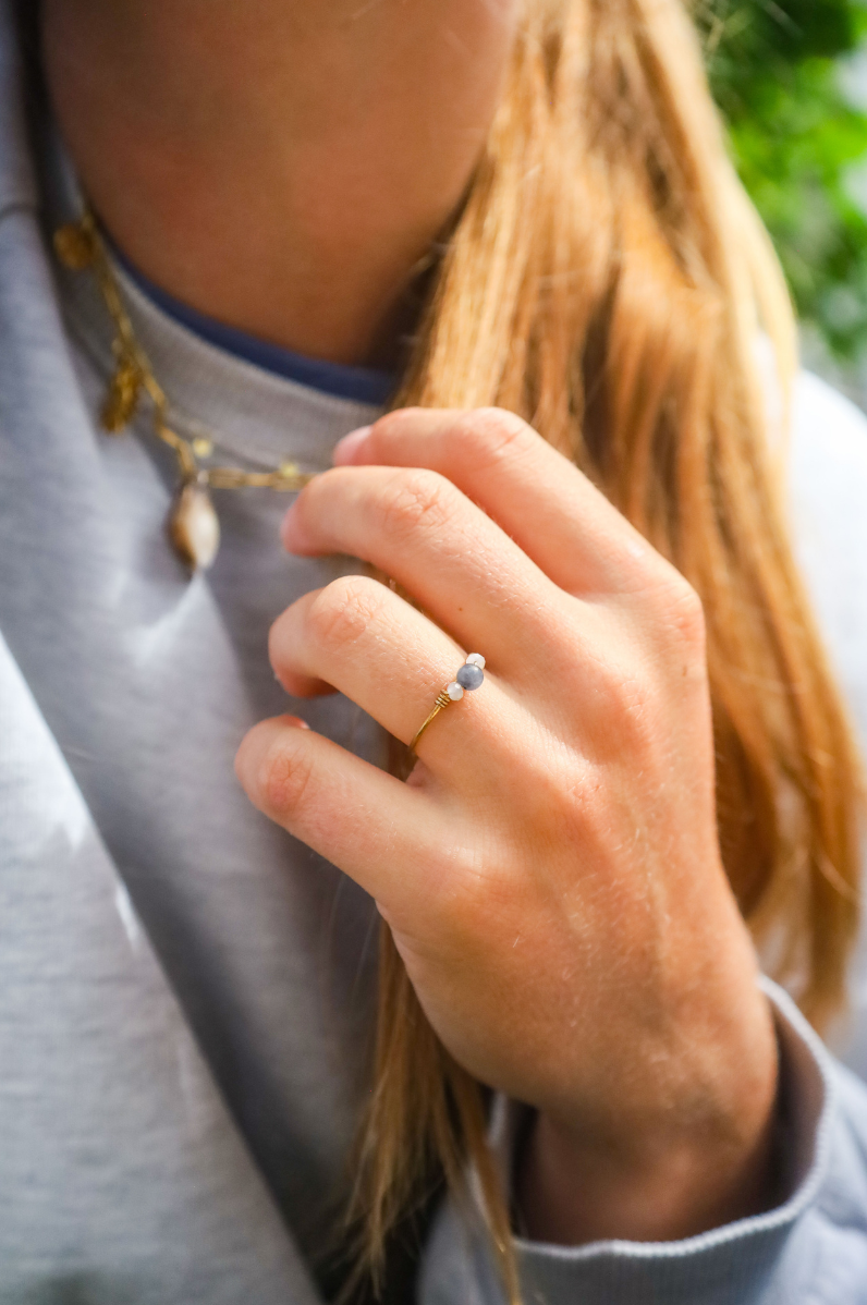 Bague acier inoxydable réglable et perle bleues et blanches rondes