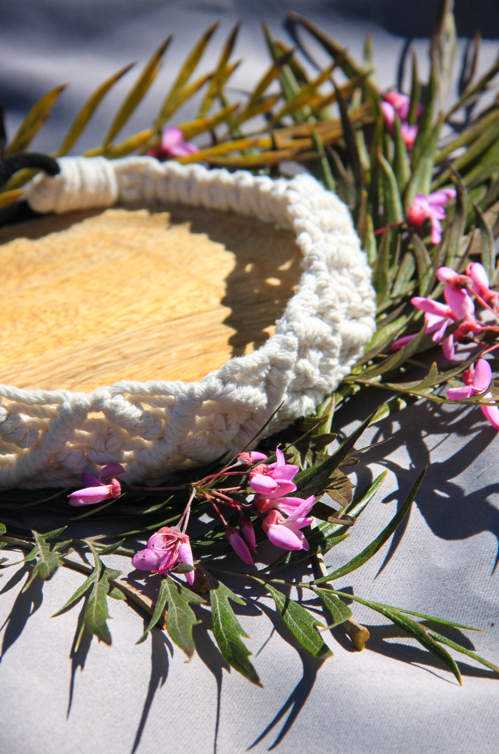 Bandeau ajustable tressé en macramé blanc.