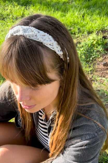 Bandeau ajustable tressé en macramé blanc.