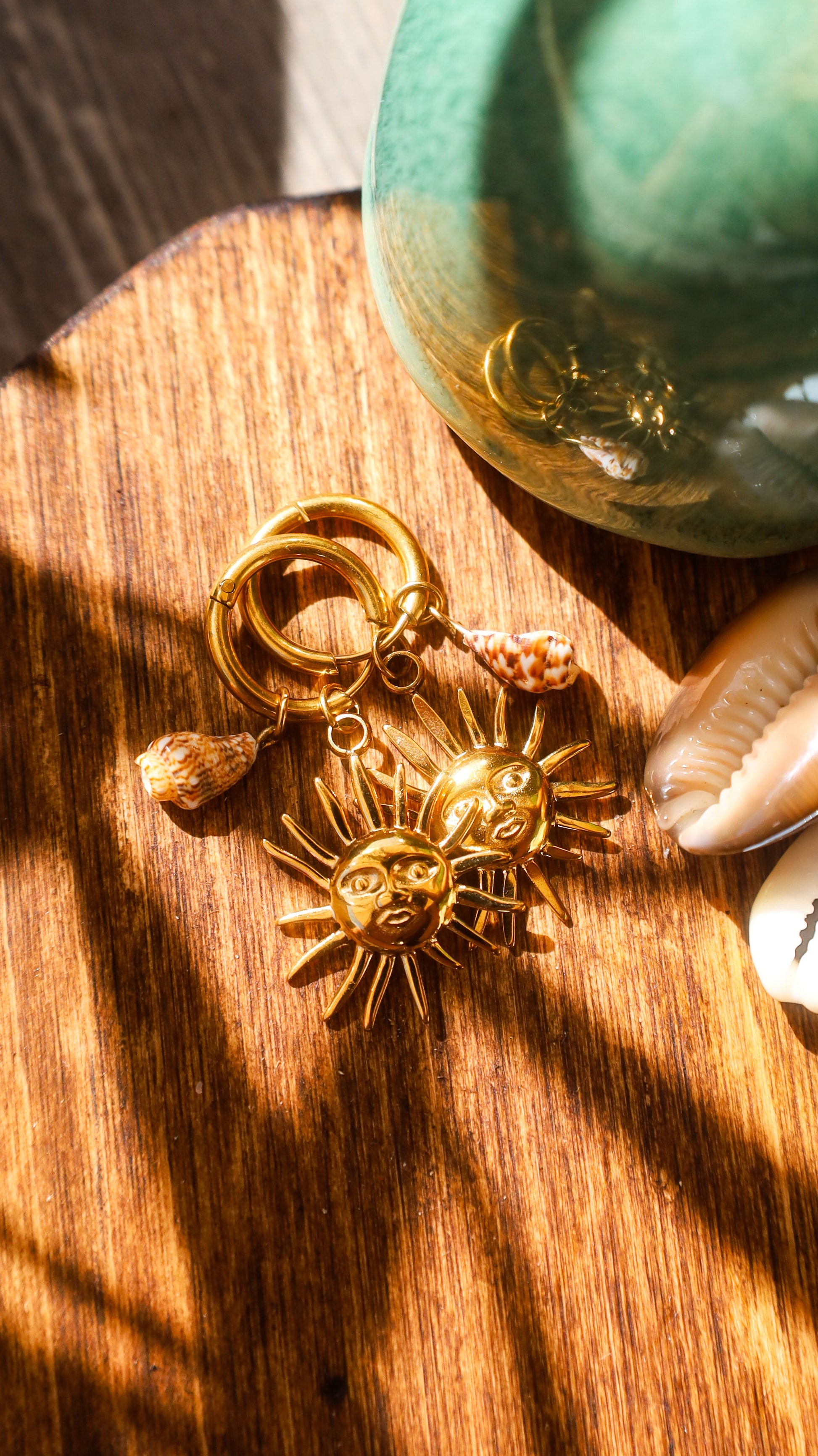 Boucles d'oreilles créoles avec pendentif soleil et coquillage marron