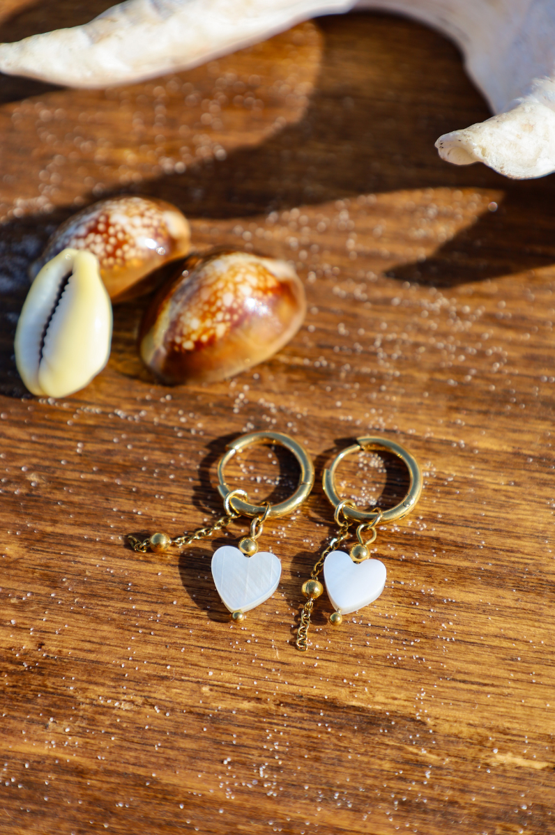 Boucles d'oreille dorée avec coeur en nacre et chaine pendante