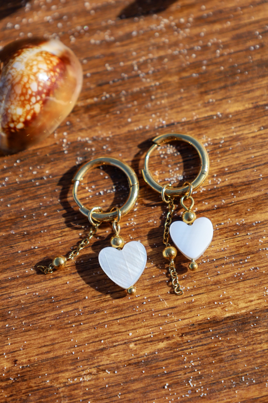 Boucles d'oreille dorée avec coeur en nacre et chaine pendante