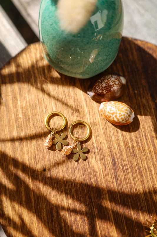 Boucles créoles acier inoxydable et coquillage naturel et fleur pendentif