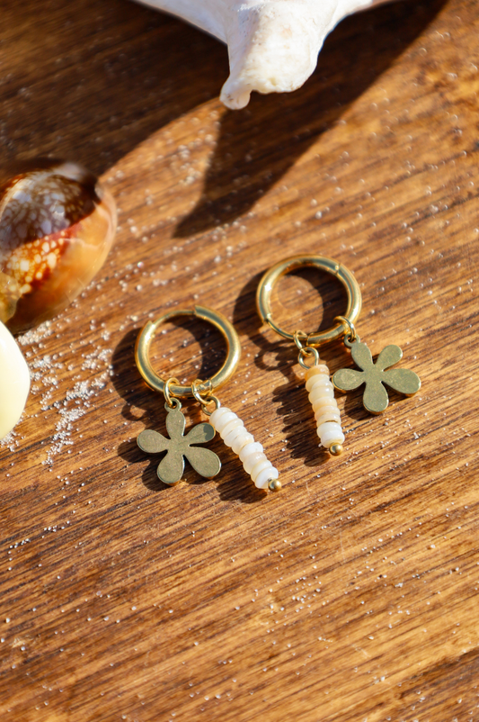 Boucles dorées avec perles en coquillage