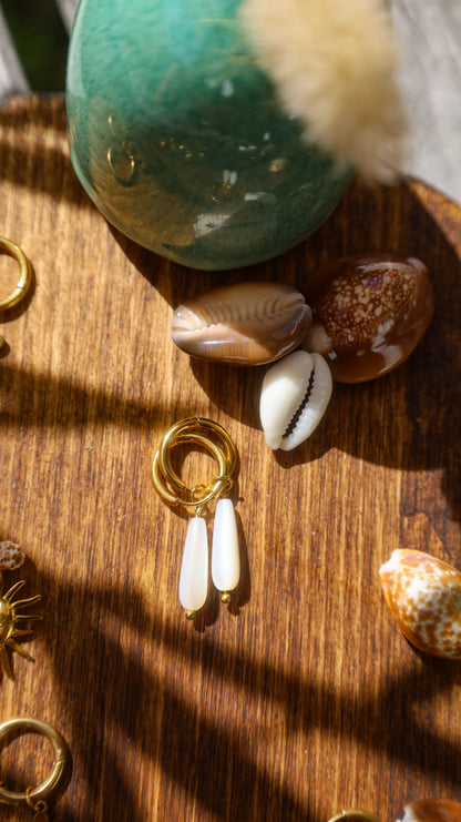 boucles créoles avec pendentif perle nacre.