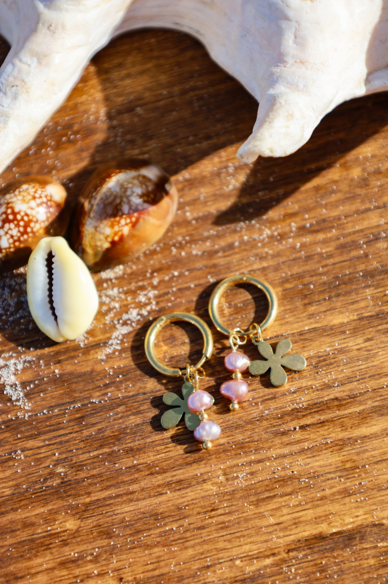 Boucles dorées avec perles d'eau douce violettes