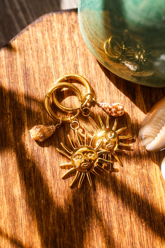 boucles créoles acier inoxydable avec soleil doré et coquillage naturel