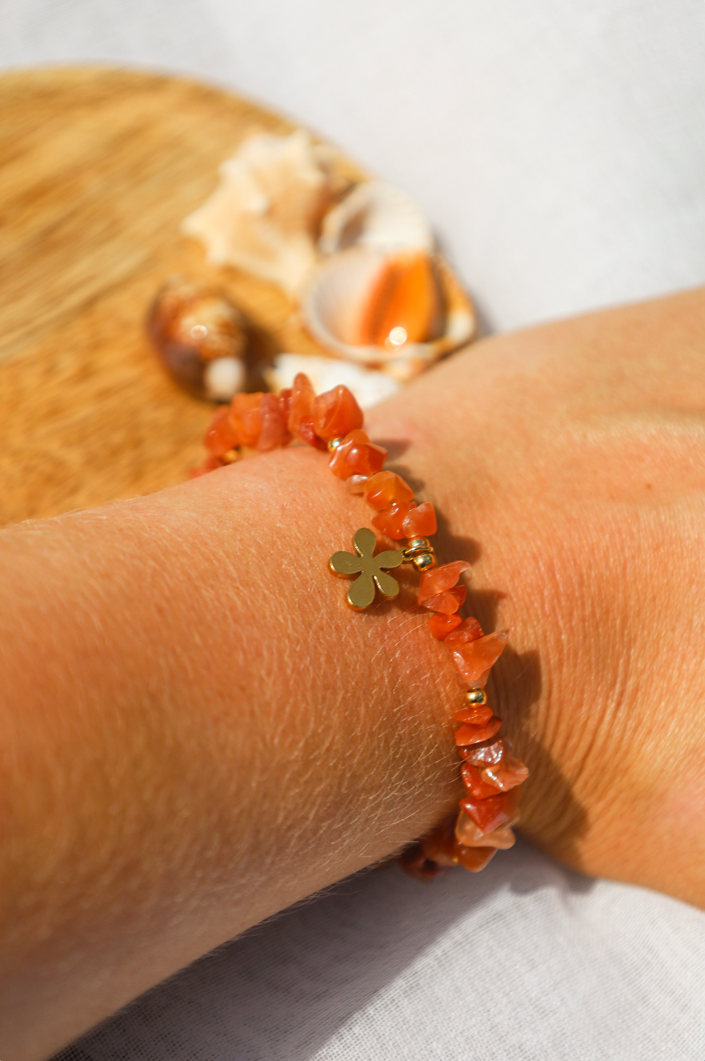 Bracelet en perles de cornaline et pendentif fleur