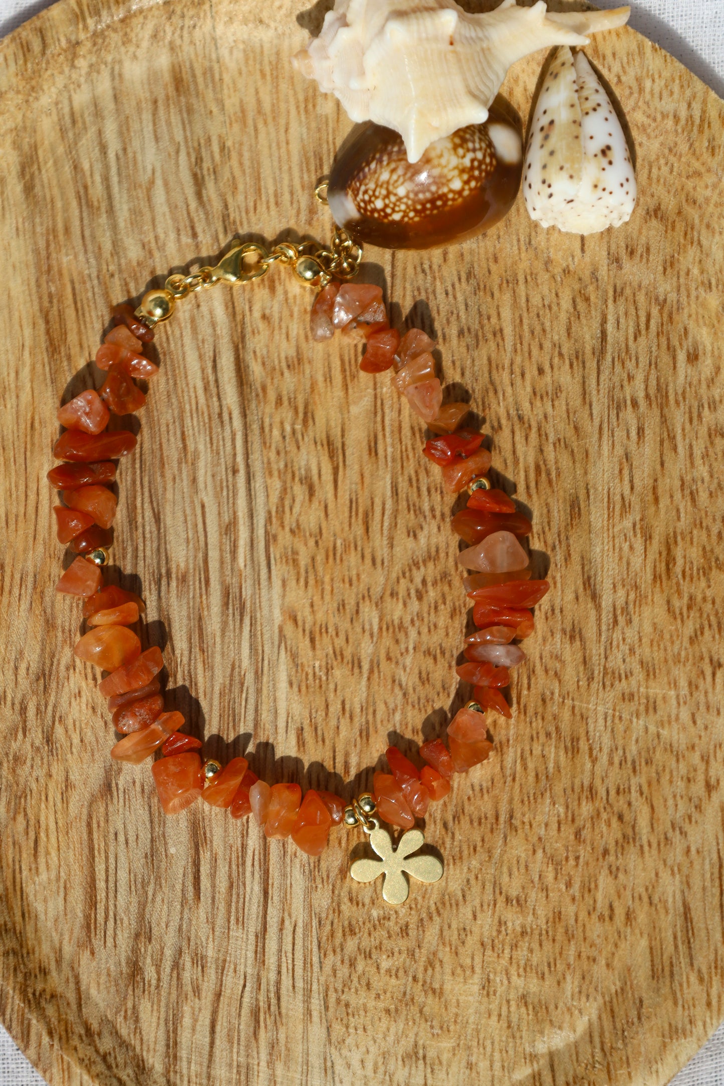 Bracelet en perles de cornaline et pendentif fleur