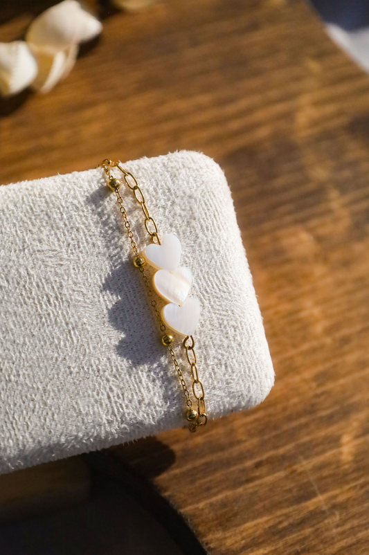 Bracelet avec double chaine et 3 petits coeurs en nacre
