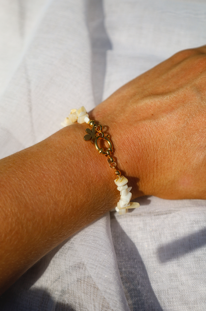 Bracelet en pierre naturelles blanches et pendentif petite fleur
