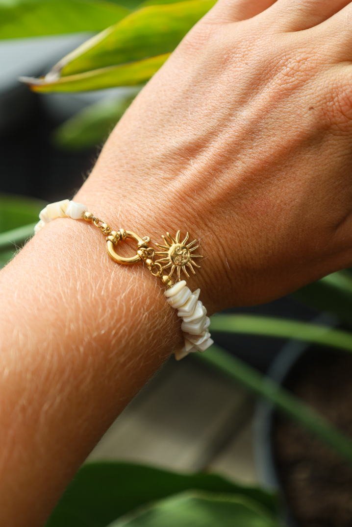 Bracelet en pierre naturelles blanches et pendentif petite fleur