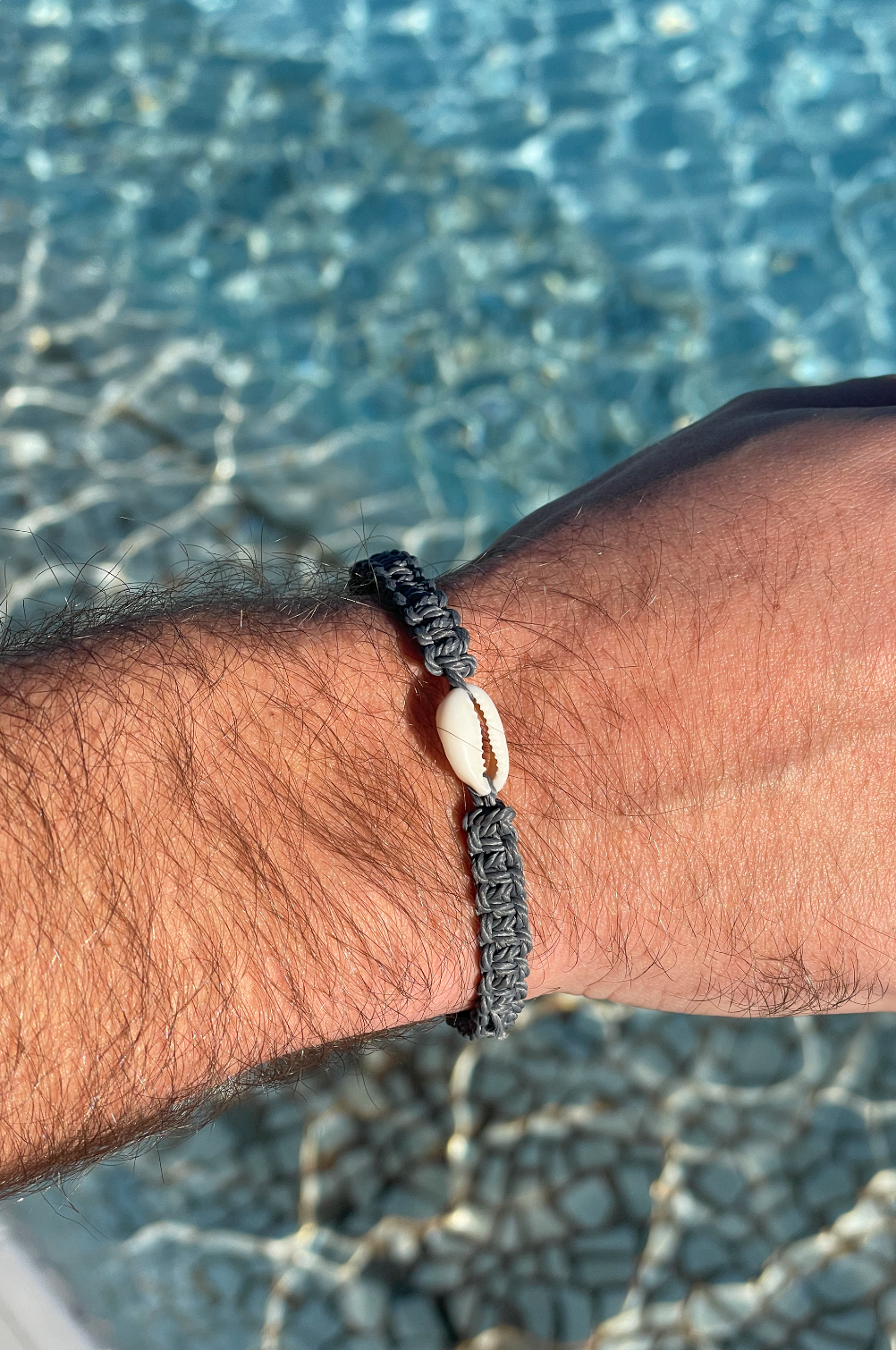 Bracelet tressé en macramé bleu avec cauri
